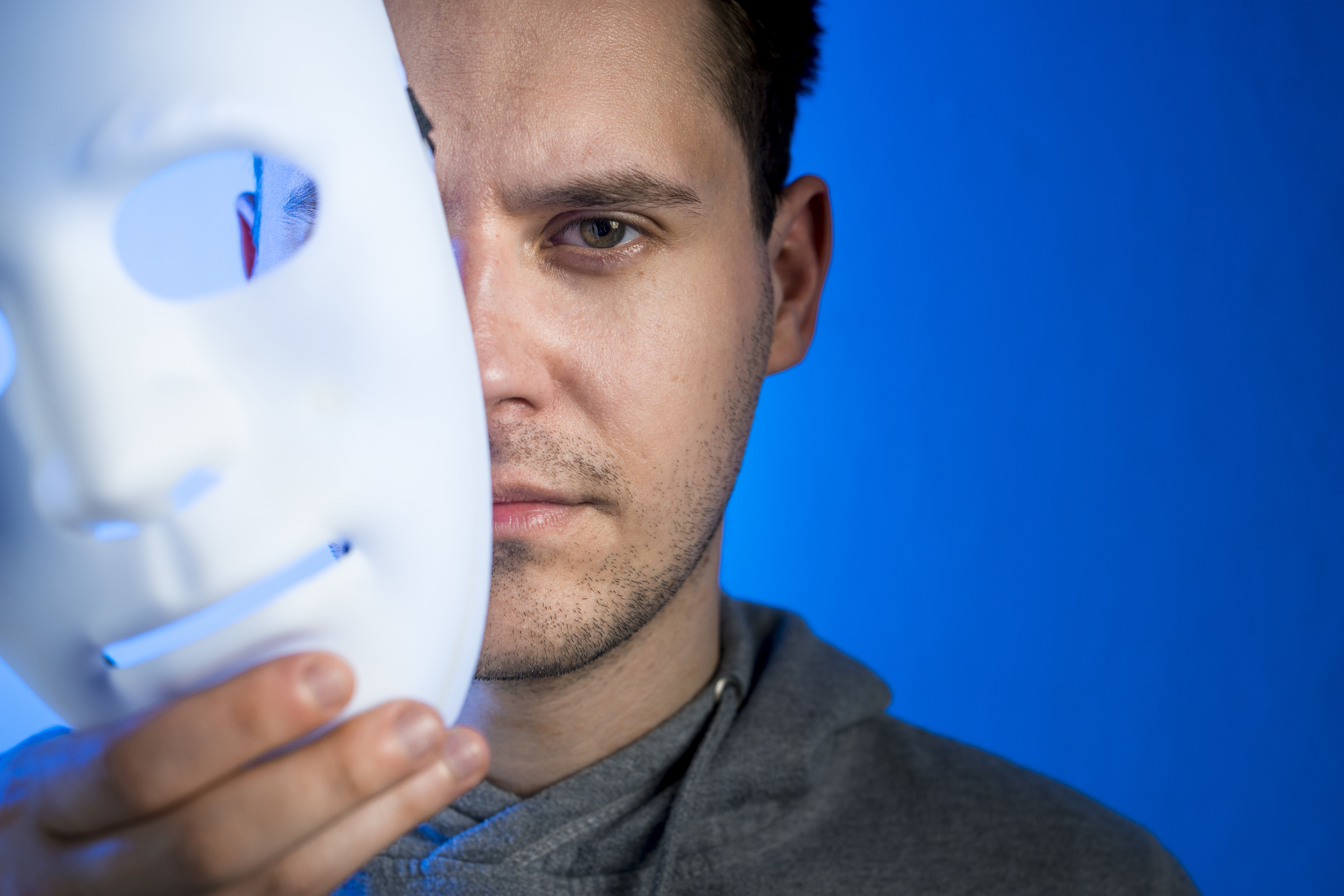 portrait-hacker-with-mask